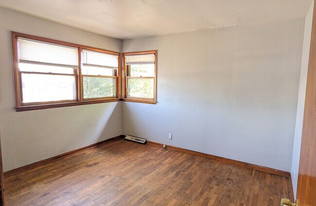 Building Photo - 4505 E Apple Ave