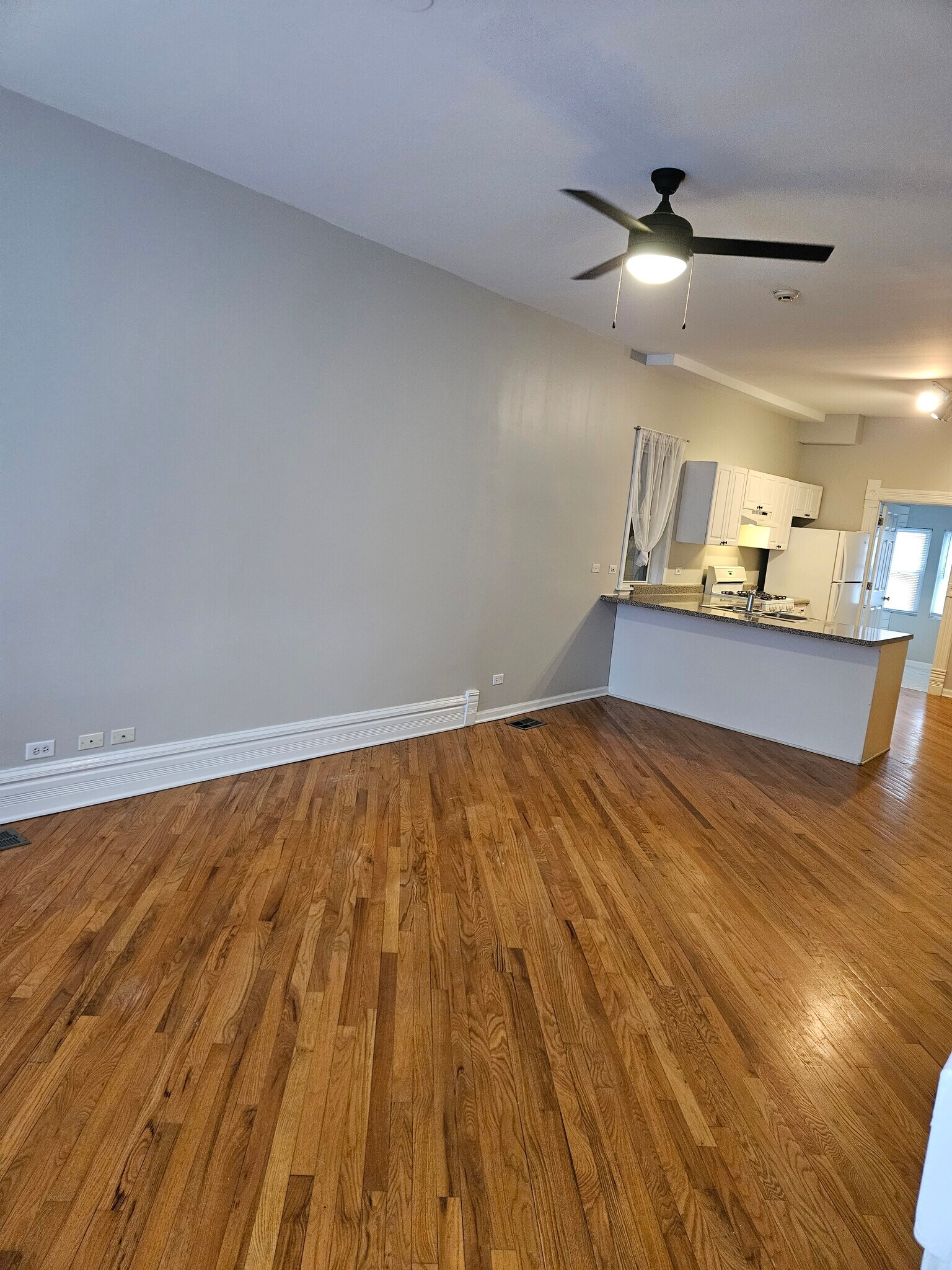 breakfast bar suitable for stools - 3249 N Lakewood Ave