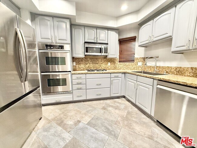 Building Photo - 1135 Rexford Dr