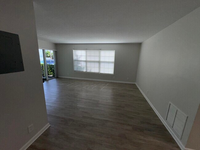 Building Photo - 102 N Lakeside Dr