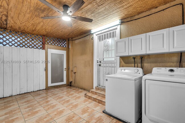 Building Photo - 627 W 68th St
