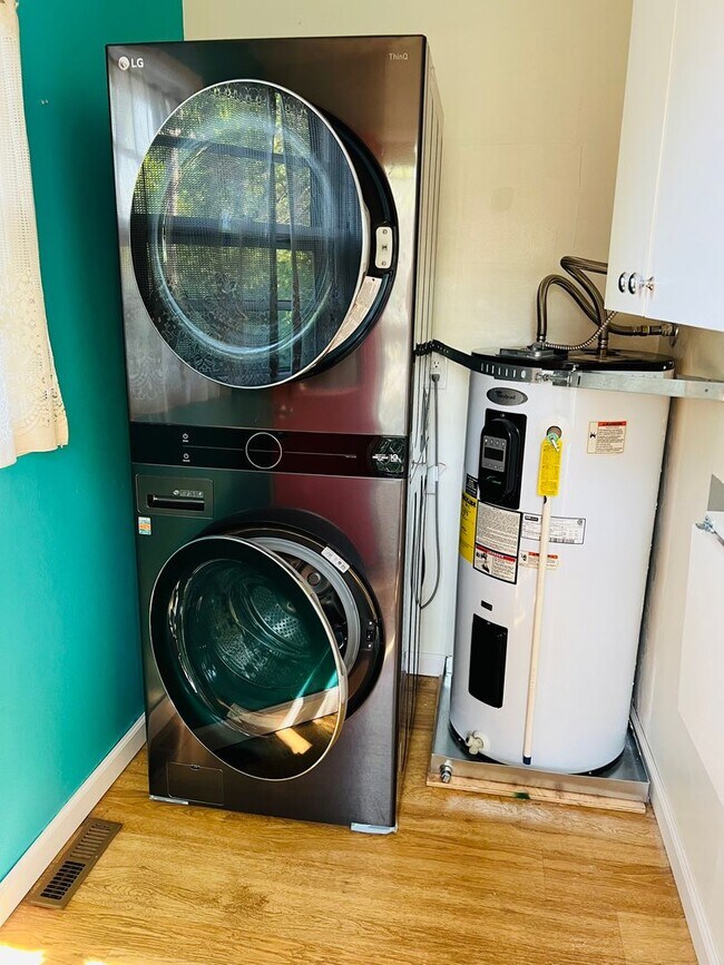 Building Photo - 3 Bedroom/1 Bath Bungalow in Woodstock neighborhood