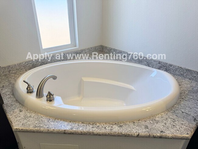 Building Photo - Huge 4 Bedroom Home!!