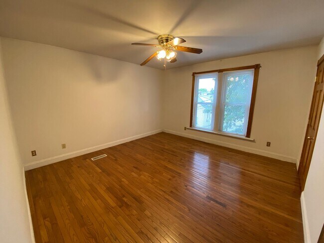 Building Photo - Highland 1557-1559 1557HSLLC