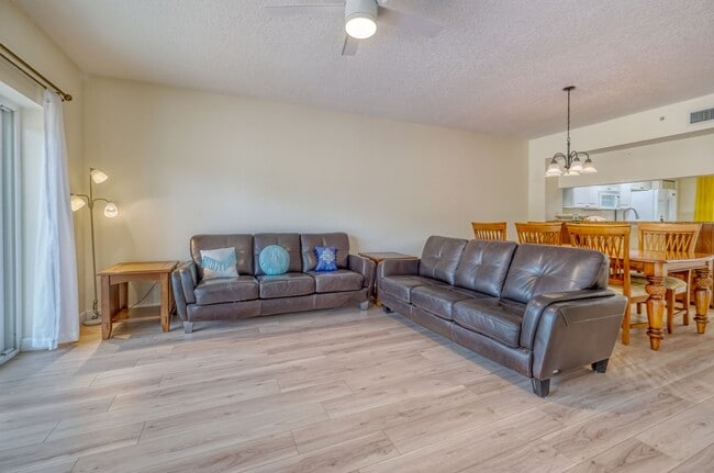 Building Photo - Updated 3 bedroom unit overlooking the Eas...