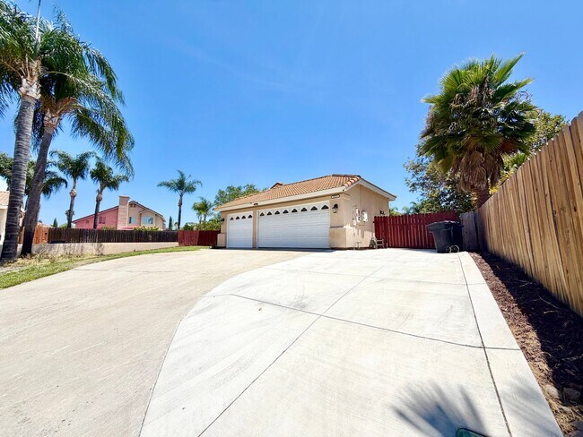 Building Photo - Cul-de-Sac 3 Bedroom 2 Bathroom Home with SOLAR, 3-Car Garage & LARGE Backyard