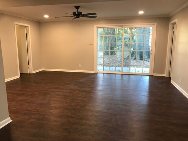 Building Photo - Beautifully Remodeled 3 bed 2 bath in Nort...