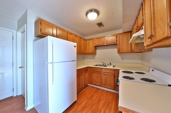 Building Photo - 214 Olive St