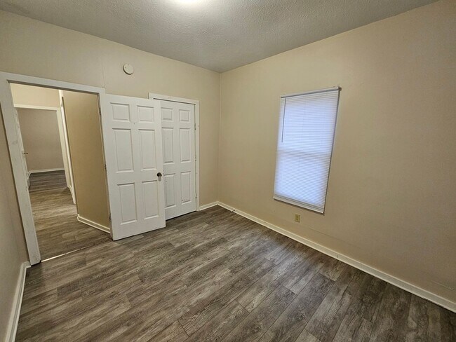 Building Photo - Clean 2 bedroom, 1 bath.