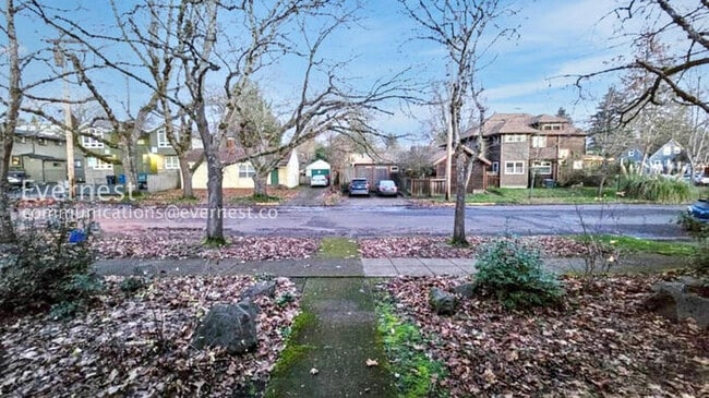 Building Photo - 4 Bed, 2 Bath Home with Fenced Yard / Vouchers Accepted