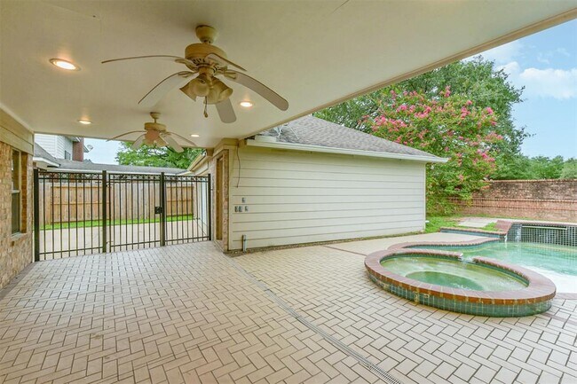 Building Photo - 2427 Shelby Park Dr