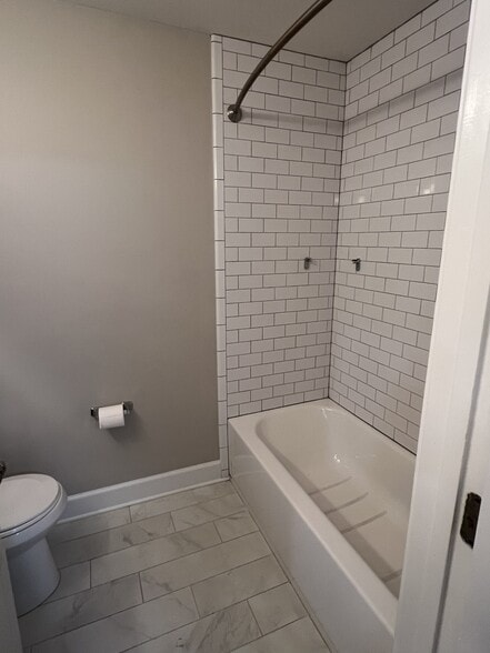 Building Photo - 2301 Pine Heights Dr NE
