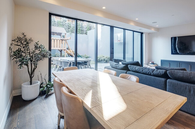 Building Photo - 463 Duncan St