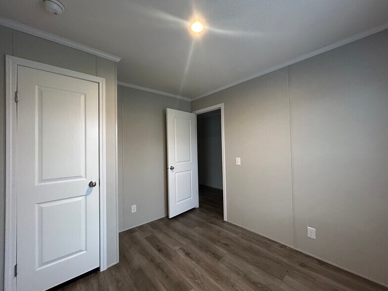 Building Photo - 11424 Oakgrove Dr