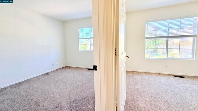 Building Photo - 1023 Vista Pointe Cir
