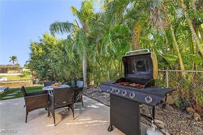 Building Photo - 2823 SE 18th Ave