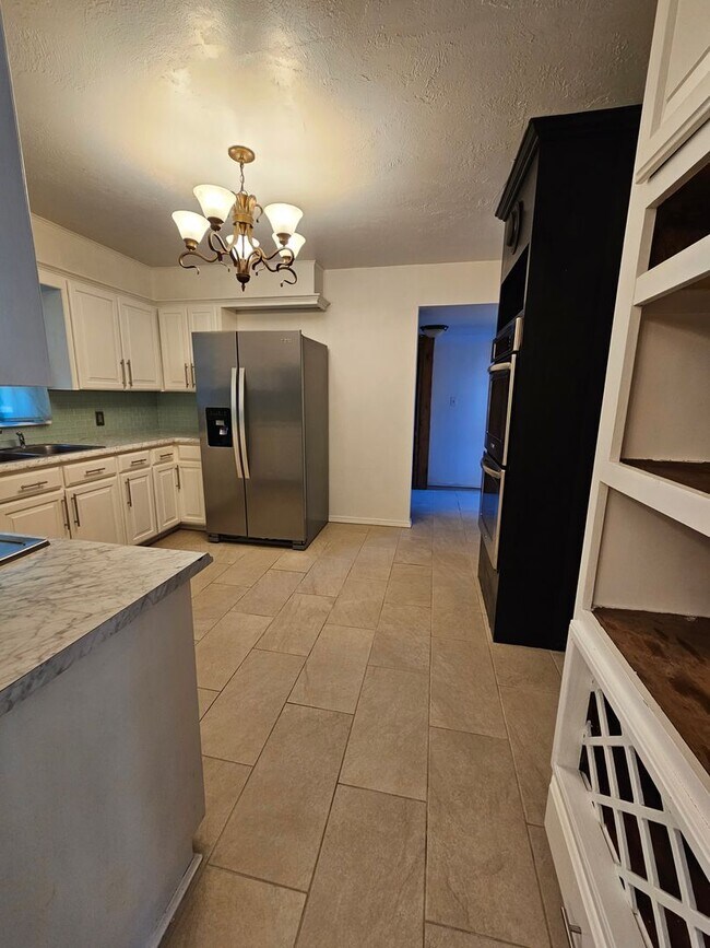 Building Photo - (3) Bed/(2) Bath in Core Norman! Pet Negotiable!