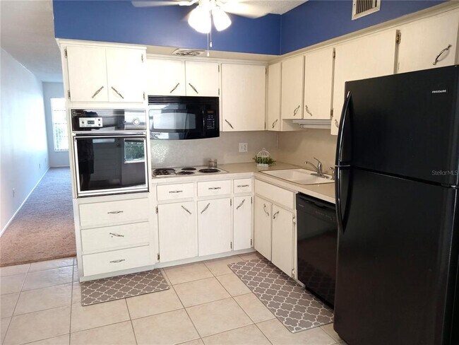 Building Photo - 2427 Rhodesian Dr