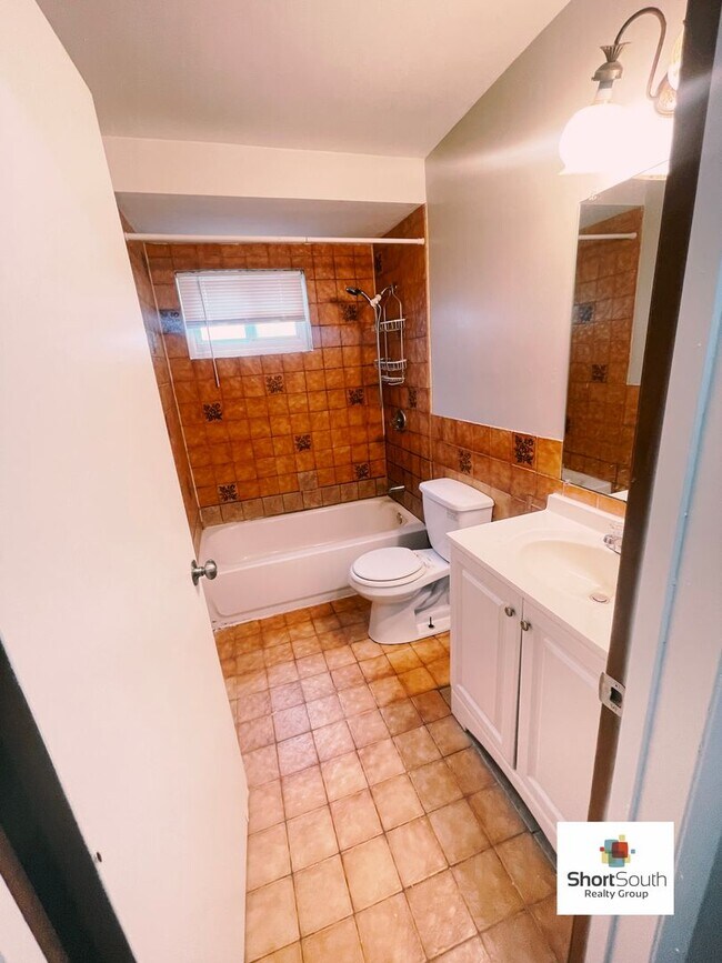 Building Photo - 2 bed 1 bath Duplex Ready for Immediate move in.