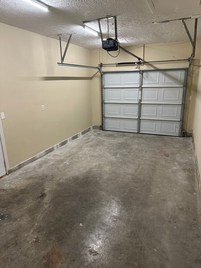 Building Photo - 3437 Queens Way