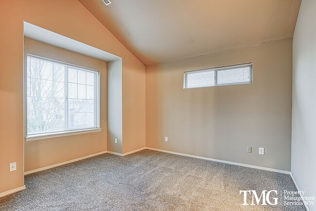 Building Photo - Gorgeous Four Bedroom Townhome in Hillsboro!