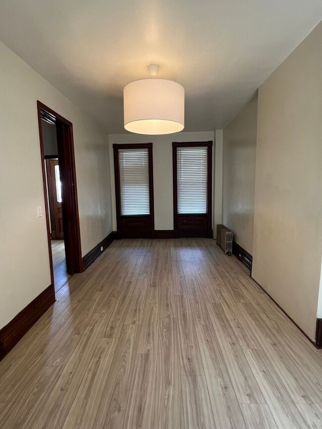 Building Photo - 5 Bed 2.5 Bath Single-Family Home