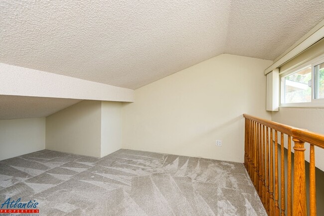 Building Photo - Lovely Townhouse | Loft | A/C | Desirable ...