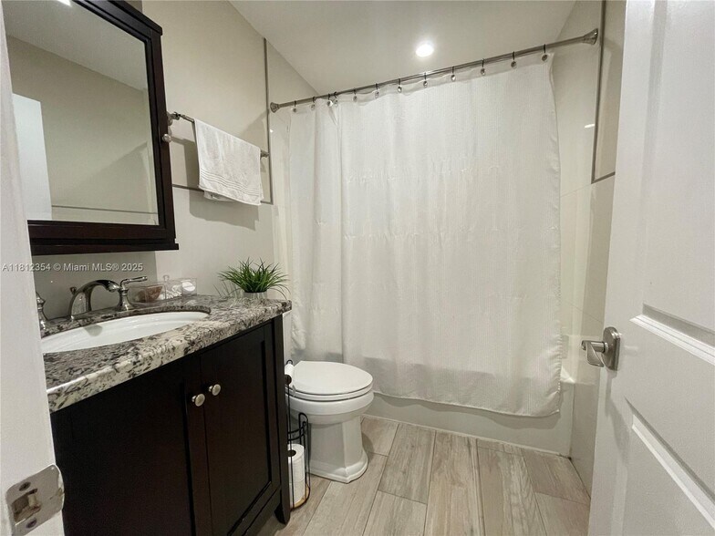 Building Photo - 557 De Leon Dr