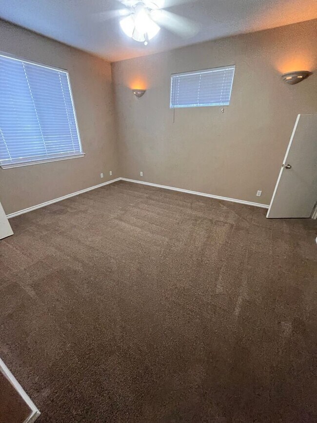 Building Photo - 6bed/3bath with garage in North Campus