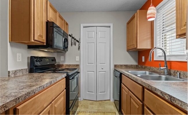 Building Photo - 1006 Brookhollow Dr