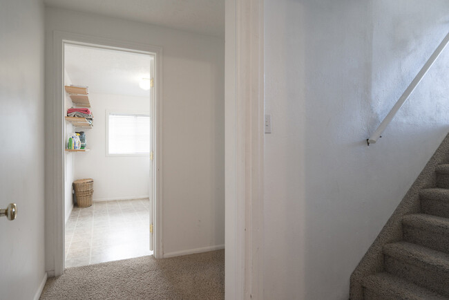 Building Photo - Great 3 bedroom and 2.5 bath home - 6 or 1...
