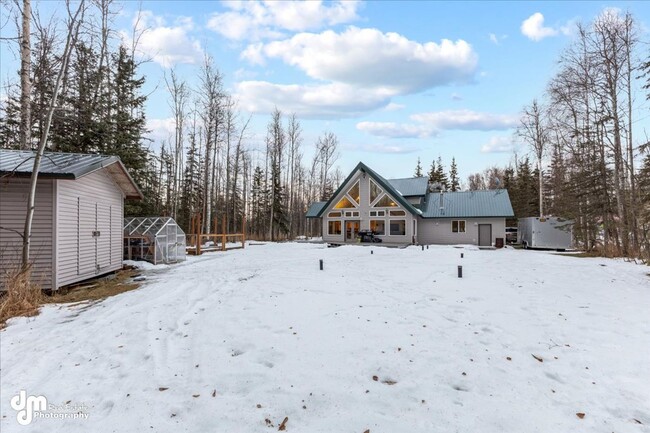 Building Photo - Well-Maintained, Chalet Style Home