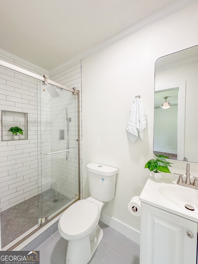 Building Photo - 2107 Garden Cir