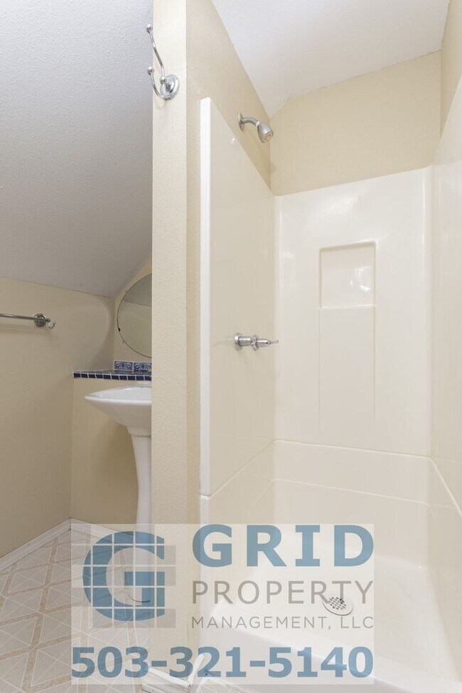 Building Photo - Spacious 3 Bedroom, 2 Bath Craftsman - Creston Park Neighborhood - A Must See!