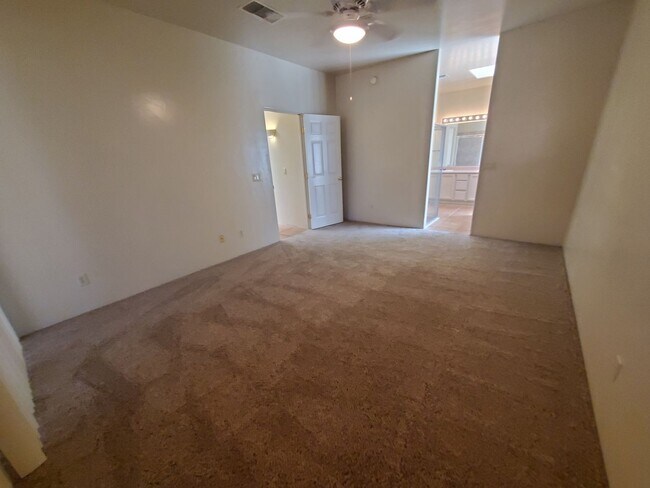 Building Photo - Central Tucson, close to everything, community pool