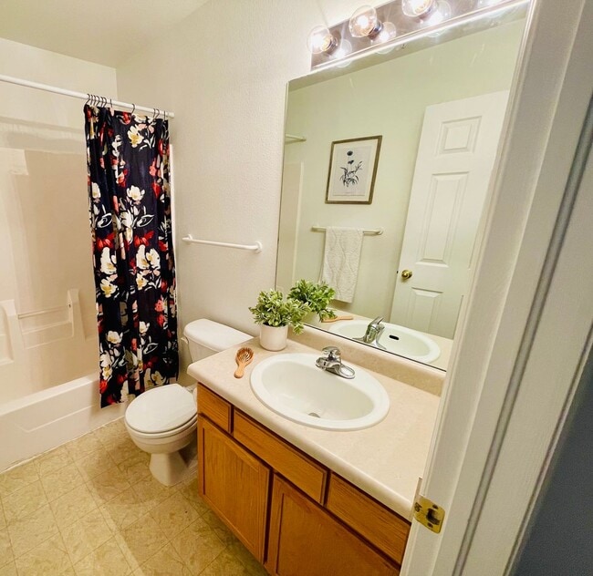 Building Photo - Townhome -2 bed 2.5 bath + bonus area