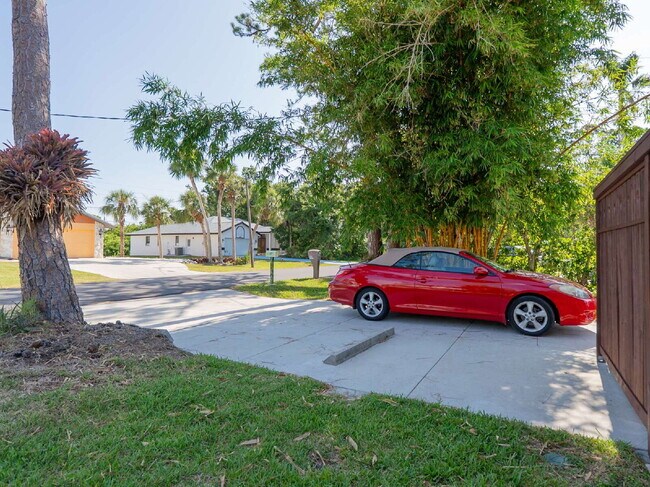 Building Photo - Luxury Seasonal Furnished Rental "Charming...