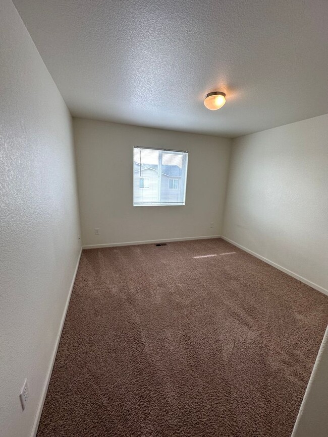 Building Photo - 4 BEDROOM, 3.5 BATHROOM, SADDLE RIDGE TWIN...