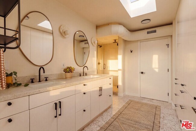 Building Photo - 8550 Ridpath Dr