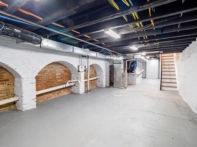 Building Photo - 161 Brown St
