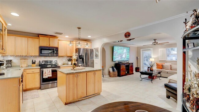 Building Photo - 150 Azalea St