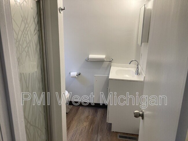 Building Photo - 2359 Barberry Dr SW