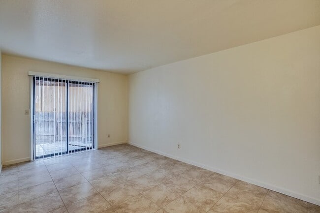 Building Photo - 422 E Navajo Rd