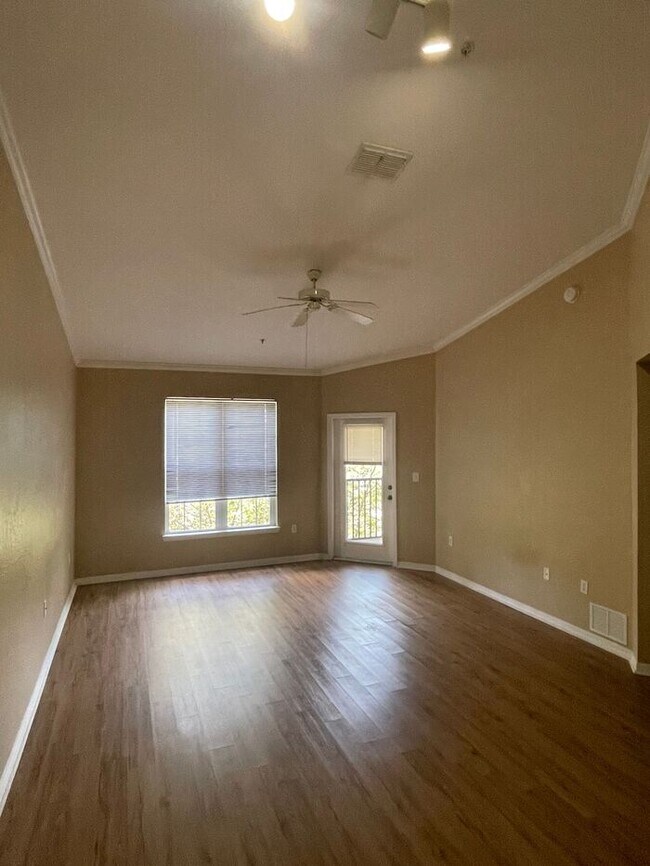 Building Photo - Beautiful one-bedroom condominium in the d...