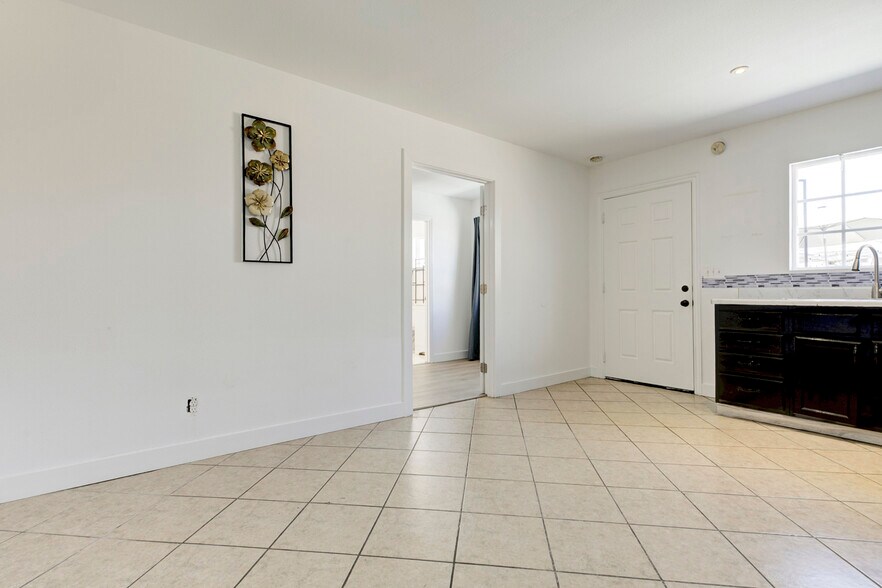 Building Photo - 8852 Morehart Ave