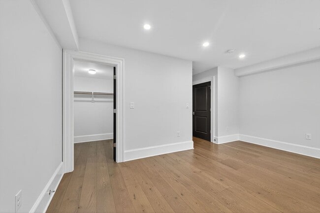 Building Photo - Available Now! 2 Bed // 2.5 Bath Between U...