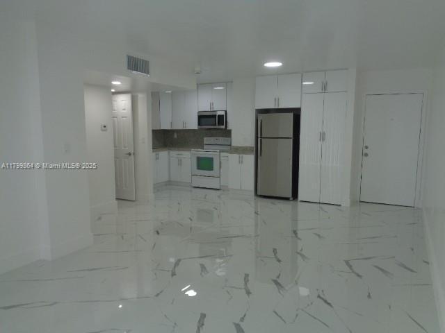 Building Photo - 8820 Fontainebleau Blvd