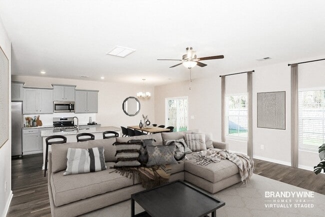 Building Photo - 559 Glenmanor Dr