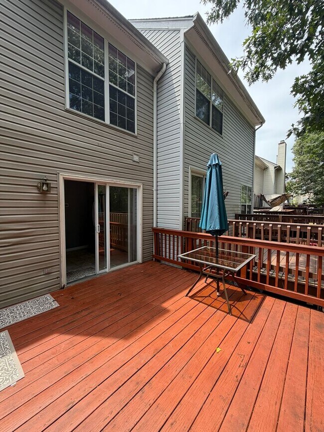 Building Photo - Beautiful Townhome in Seven Oaks!