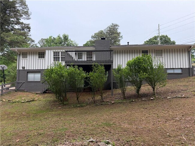 Building Photo - 3336 Camelot Dr NE